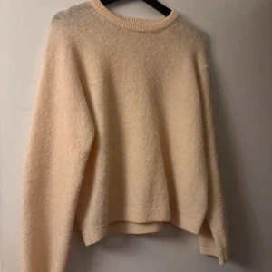 Stickad tröja & Other Stories - Mysig beige stickad tröja från & Other Stories, perfekt för hösten🍂 Hör av vid frågor eller funderingar❣️