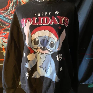 Oversized jul tröja - Köpt i london på PRIMARK. Jätte mjuk. Men man ser magen om man lyfter händerna. Köpte förra året och hade på mig den okej mycket men aa. Köpte nya tröjor till nu i jul så