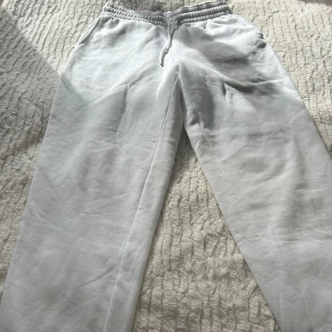 Vita mjukisbyxor från H&M med snörning