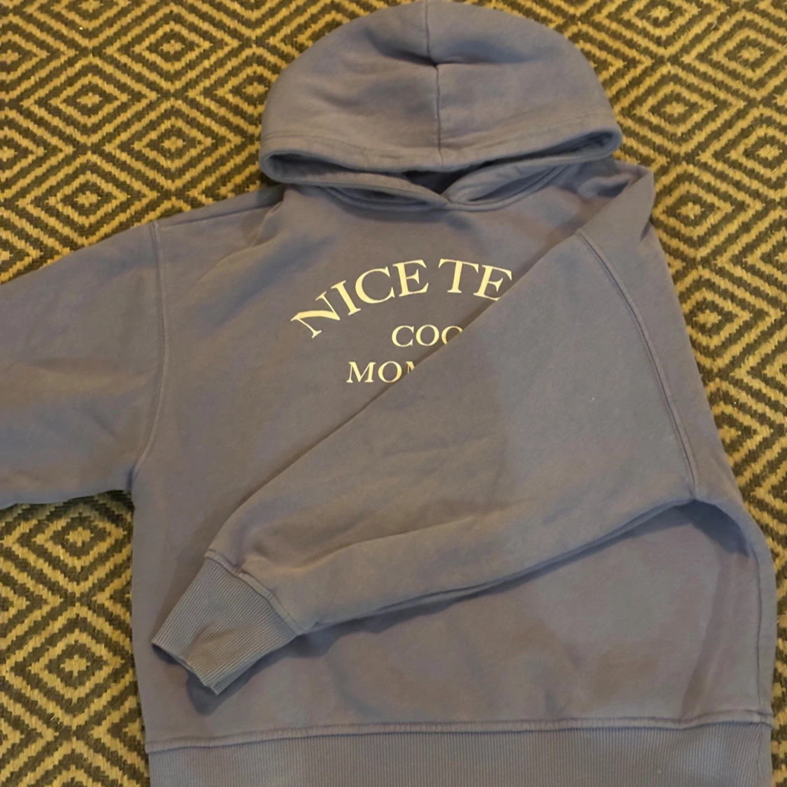 Ljuslila hoodie med tryck - 1