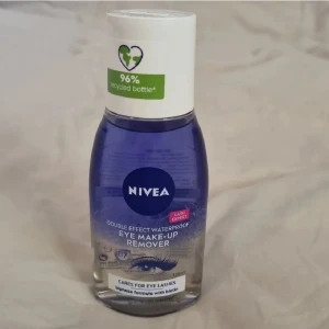 NIVEA eye-makeup remover - NIVEA Double Effect Waterproof Eye Make-Up Remover, 125ml. En eye-makeup remover som tar bort vattenfast smink och vårdar fransarna. Oanvänd och oöppnad utan prislapp! Har ingen användning för den. Nypris runt 50-60 kr.