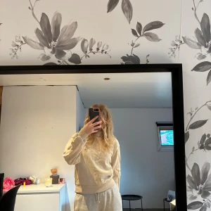 Beige hoodie - Säljer en stilren beige hoodie från NA-KD i storlek XXS. Tröjan har huva med snörning och ribbade muddar vid ärmslut och nederkant. Perfekt för en chill och avslappnad look. Hoodien passar mig som annars har xs även fast den är xxs☺️