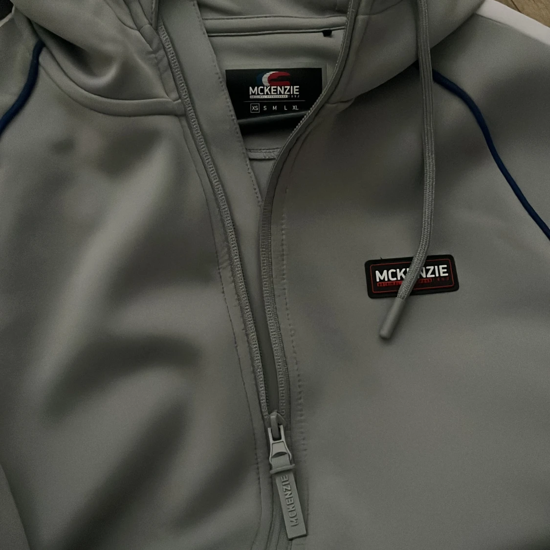 Grå hoodie från McKenzie med dragkedja - 3