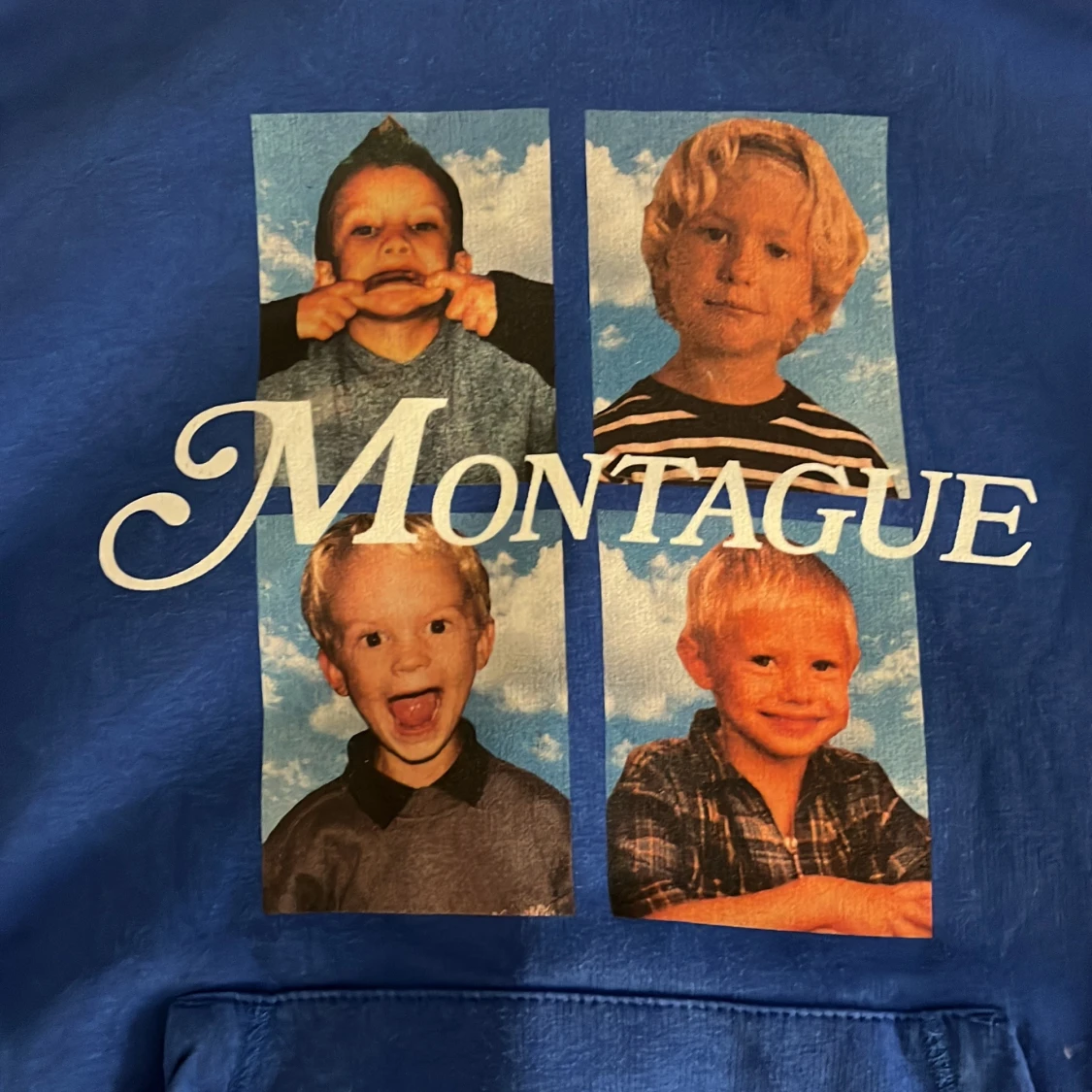 Blå Montague hoodie med tryck - 1