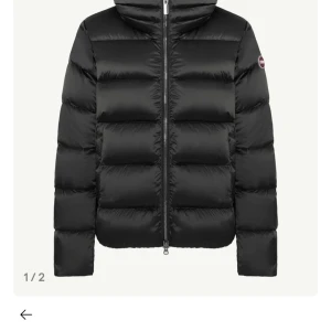 Colmar down jacket dam - Snygg svart jacka från Colmar. Köpt förra vintern men varsamt använd då. Saken som spänner in jackan längst ner är sönder men går kanske att laga. Storlek står ej men passar mig som brukar ha s, 167 lång.  