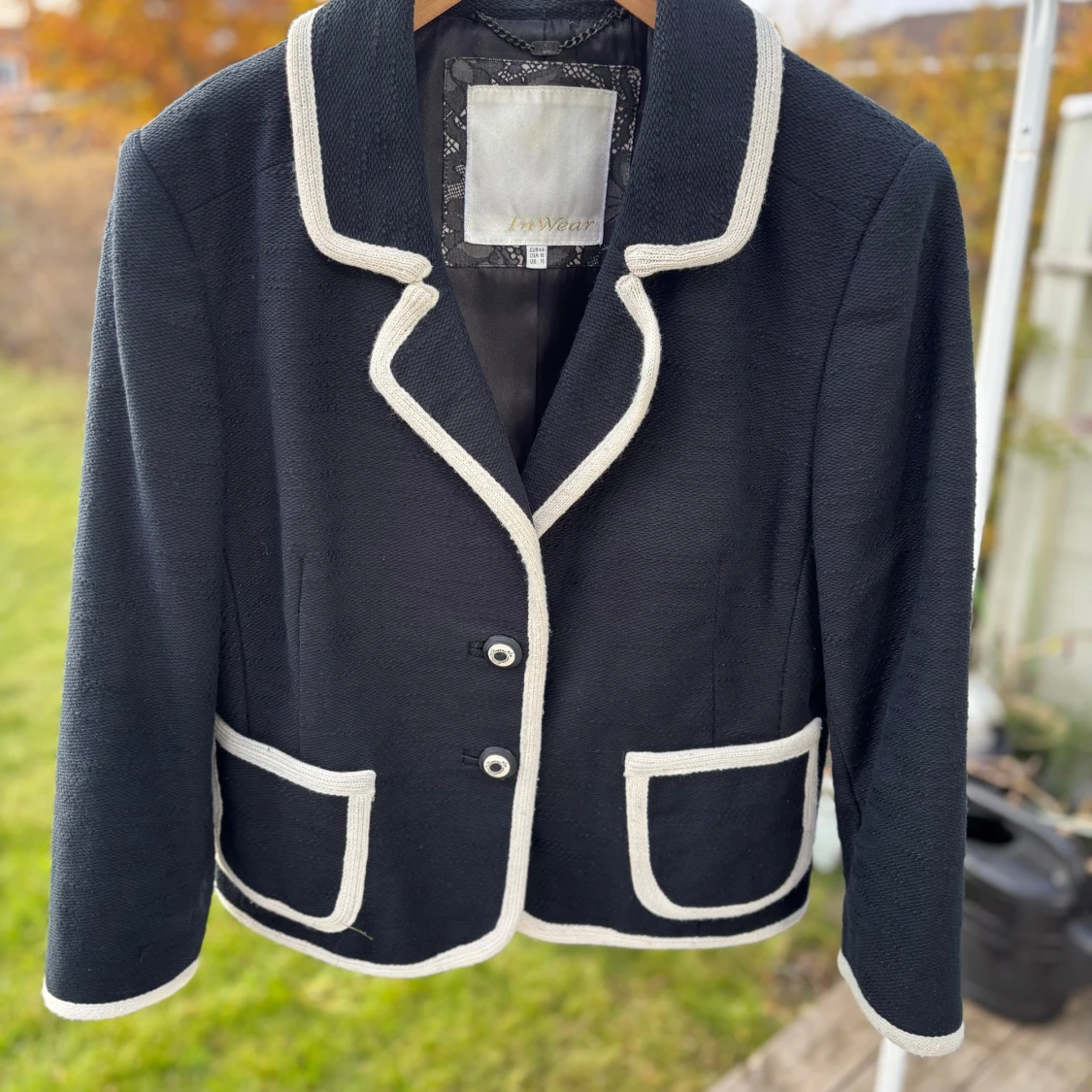 Svart kavaj med vita kanter från InWear - 4