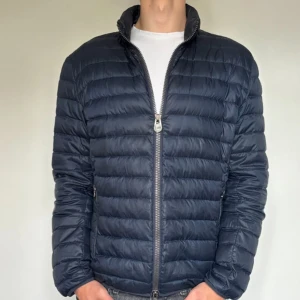 Colmar Jacka - Hej säljer nu min fina Colmar jacka i stolek 56 (L). Den är i använtskick och är super snygg vid höst/vintern. Nypris +- 4000kr! Glöm inte följa🌊🍾