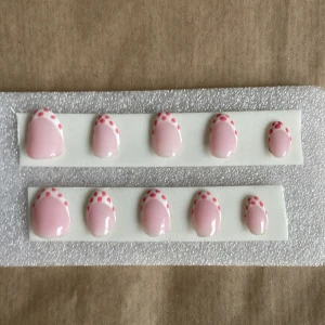 Press on naglar!  - Jättesöta press on naglar som jag själv gjort! Säljer billigt då jag är nybörjare och alla kanske inte tycker dom är helt perfekta🩷buda gärna! Dom är i storlek xs❤️bara använda för att kunna göra dom🫶