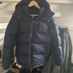 Polo Ralph lauren jacka - Polo Ralph lauren vinterjacka storlek M. Bra skick. Har några små skavanker men som inte syns när man har på den. Pris kan diskuteras vid snabb affär 👍✅✅