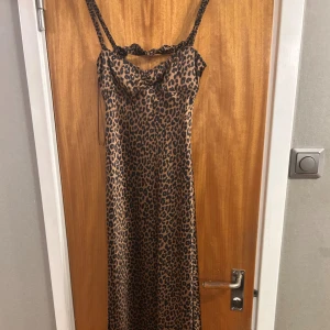 Leopardmönstrad långklänning från Zara - Snygg långklänning från Zara med leopardmönster. Klänningen har smala axelband och en öppen rygg. Helt ny, endast testad💓
