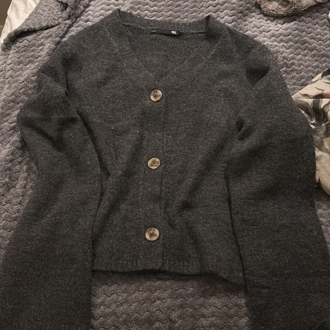 Mörkgrå kofta från 157 med knappar