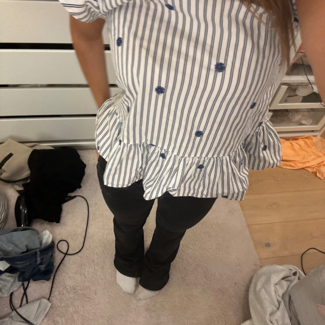 Vit blå randig volang topp