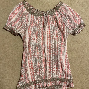 Söt mönstrad blus  - Säljer en söt mönstrad blus med korta puffärmar och smock vid hals. Skriv om du har några frågor💕