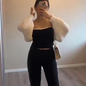 Bolero - Ljus beige/vit bolero stickad. Jättebra skick och snygg. Använd max 2 gånger