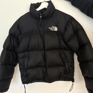 The North Face Nuptse dunjacka  - Svart dunjacka från The North Face jacka i storlek S. Fint skick förutom en liten lagring på armen. Den är självklart äkta. 