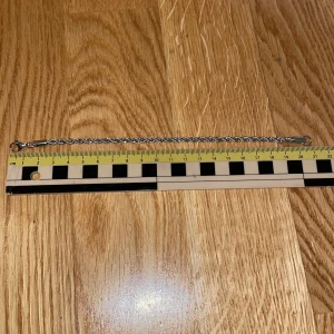 Flätat silverfärgat armband - Snyggt armband i silverfärg med flätad kedja och karbinhake. Perfekt accessoar för att lyfta din stil med en clean och modern look. Längden är cirka 21 cm och armbandet har en diskret men cool design som passar till det mesta. PRIS KAN DISKUTERAS VID SNABB AFFÄR!