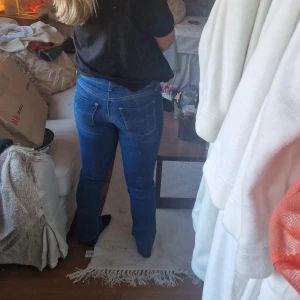 Replay jeans  - Säljer ett par replay jeans eftersom de är för små. De är bootcut men väldigt lite men extremt snygga att styla med höga boots! Innerbenslängden är 76cm och midjemåttet 34 men det är stretchigt tyg så skulle säga det går på upp till 37cm. Har gjort dom längre genom att ta upp sömmen längst ner! Kan diskutera priset!!