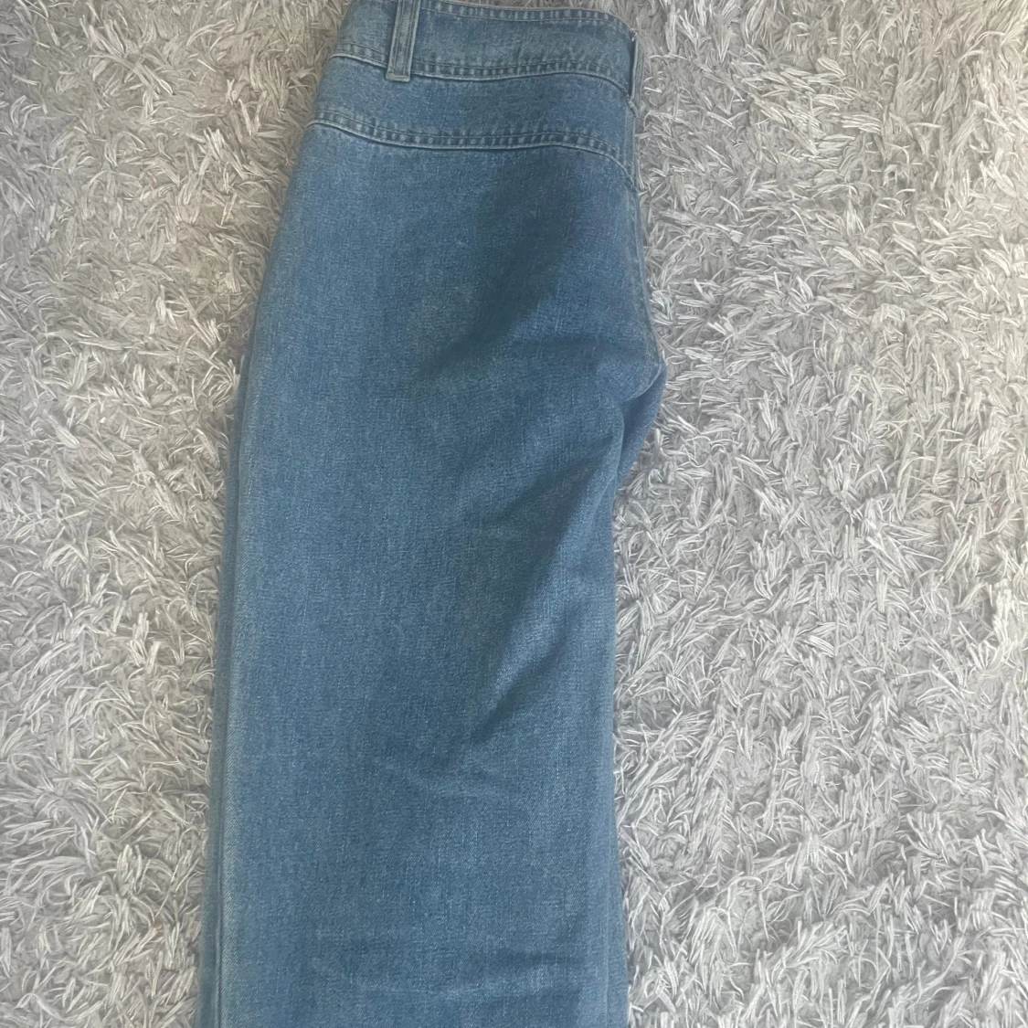 Blå jeans med broderade blommor - 2