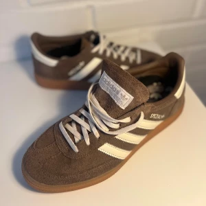 Adidas original spezial  - Säljer ett par Adidas original, Handball Spezial w-låga sneakers. Storlek 41,5. Skorna är använda ett fåtal gånger. Skornas snören är lite smutsiga som syns på bilden, utöver de så är dom i väldigt bra skick. Bara att skriva om du har frågor! Nypris ~1300kr