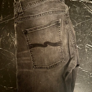 Nudie jeans Lean Dean - Säljer mina Nudie Jeans – modell Lean Dean. Slim fit, storlek W34 L32. 	•	Midjemått: 46 cm 	•	Längd: 106 cm  Jeansen är i bra skick  och sitter riktigt snyggt på. Hör av dig om du har några frågor! Pris kan diskuteras vid snabb affär. Köpt för 1600kr 