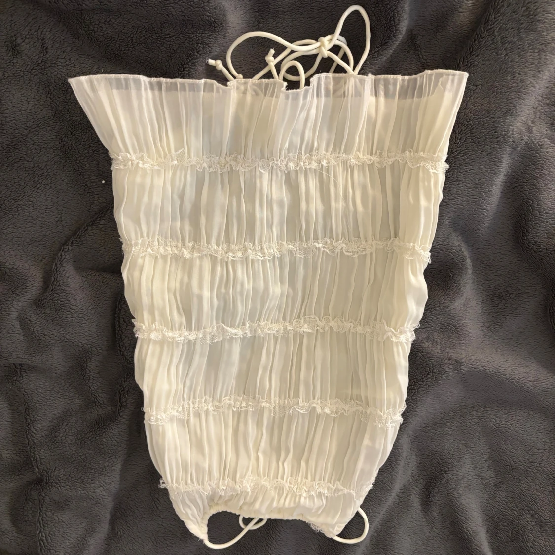 Vit omlottkjol med snörning