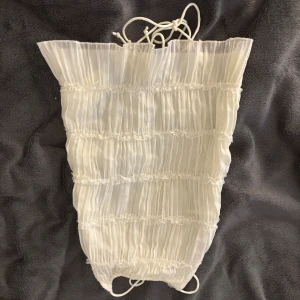 Vit omlottkjol med snörning - Topp från Gina med öppen rygg o knyt bak 