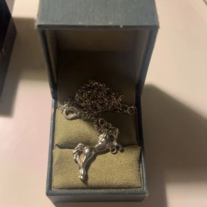 Unicorn halsband - Maria Nilsdotter liknande som ser ut som en unicorn/häst💖vet tyvärr inte märke eller material men tror tyvärr inte det är äkta silver. Kommer med en justerbar kedja. kom med prisförslag!!😇
