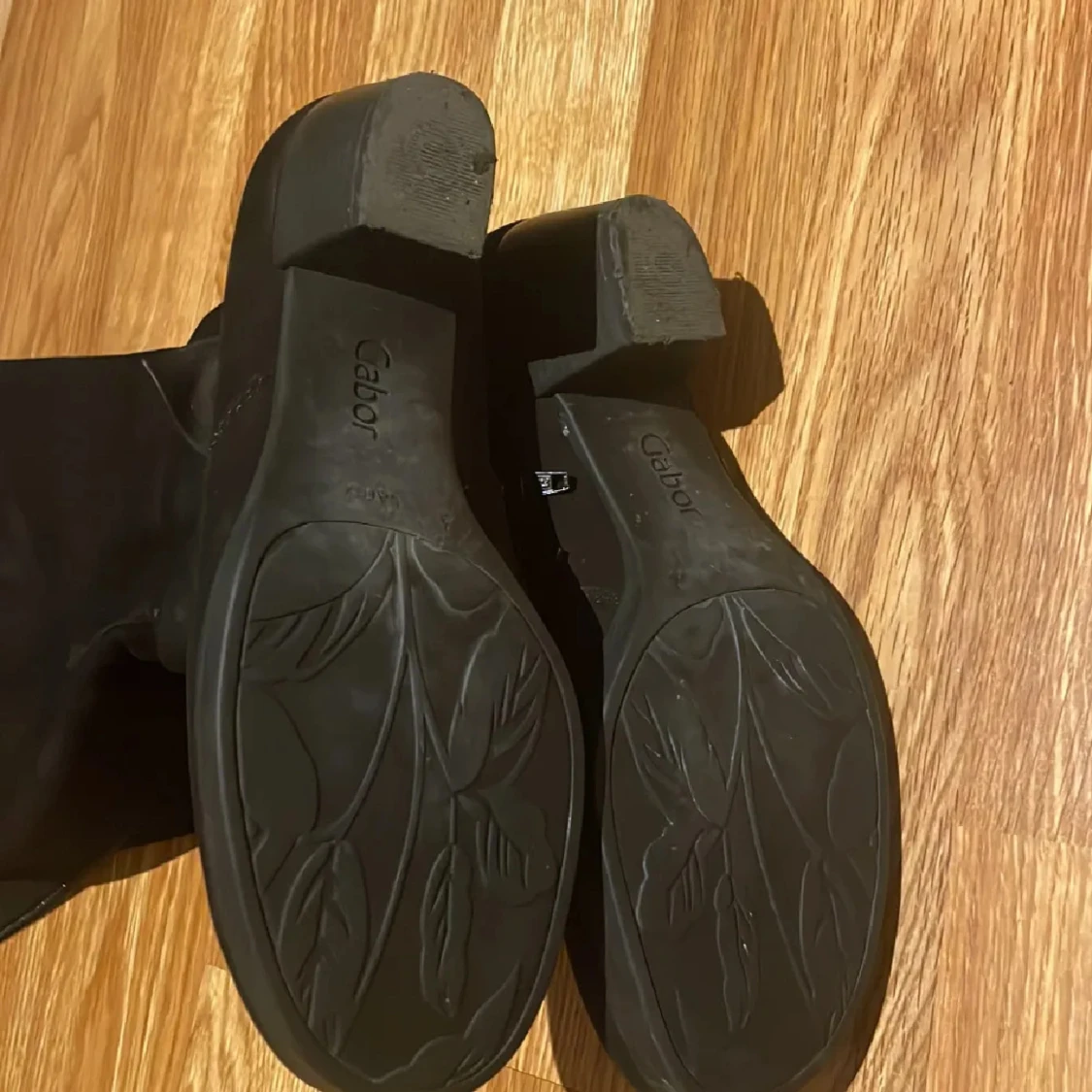 Svarta stövlar med rosettdetalj - 4