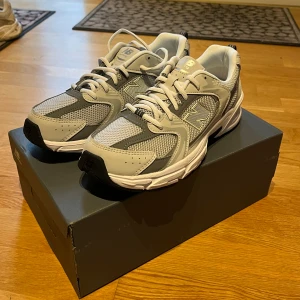 New Balance 530 sneakers strl 39 - Supersnygga New Balance 530 sneakers i grått och vitt, storlek 39. Skorna är helt oanvända med lappar kvar och kartong som medföljer. Nypris ligger runt 1 400kr, mitt pris 900kr✨Köpte dubbla i olika storlekar och därav säljer jag dessa.