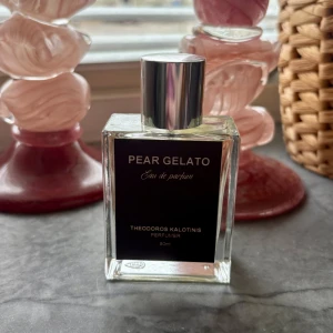 Pear Gelato Eau de Parfum - Trendig parfym med modern vibe, perfekt för dig som vill sticka ut. 50 ml flaska – smidig att ta med överallt. Snygg design och unik känsla från Theodoros Kalotinis. Använd någon gång 