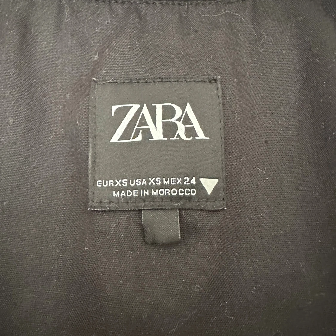 Svart croppad linnetopp från Zara - 4