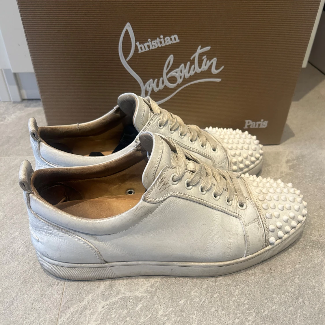 Christian Louboutin vita sneakers med nitar - 2