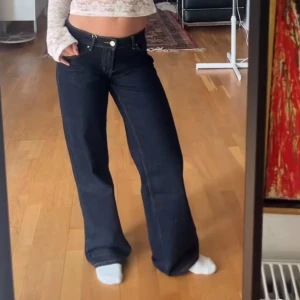 vida lågmidjade jeans - mörkblåa vida jeans med låg midja! storlek w26/längd30