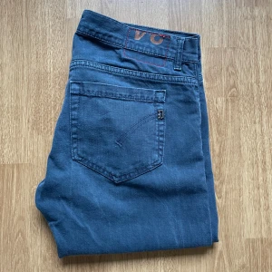 Dondup George Jeans - Säljer dessa feta Dondup Jeansen!    Skick 10/10 | Storlek 34 | Modell~George Detta är den lätt populäraste modellen!!  Mått : Midja 44cm, Totallängd 106cm, över låret 26cm, över knät 21cm och längst ner 17,5cm!