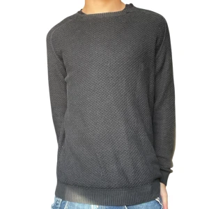 Stickad Massimo dutti tröja - Säljer denna marinblåa stickade Massimo Dutti tröjan. Den har ett litet hål i högra armhålan annars är den är i väldigt bra skick. Priset kan diskuteras!