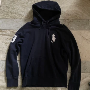 Ralph Lauren bog pony hoodie  - Eftertraktad Ralph Lauren Big Pony hoodie i mörkblå färg! Använd men i bra skick! St L!  Hör av dig vid ytterligare frågor! Mvh Henry 