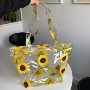 Unik solros plastväska - Unik söt genomskinlig bag med solrosor på, så fin! 