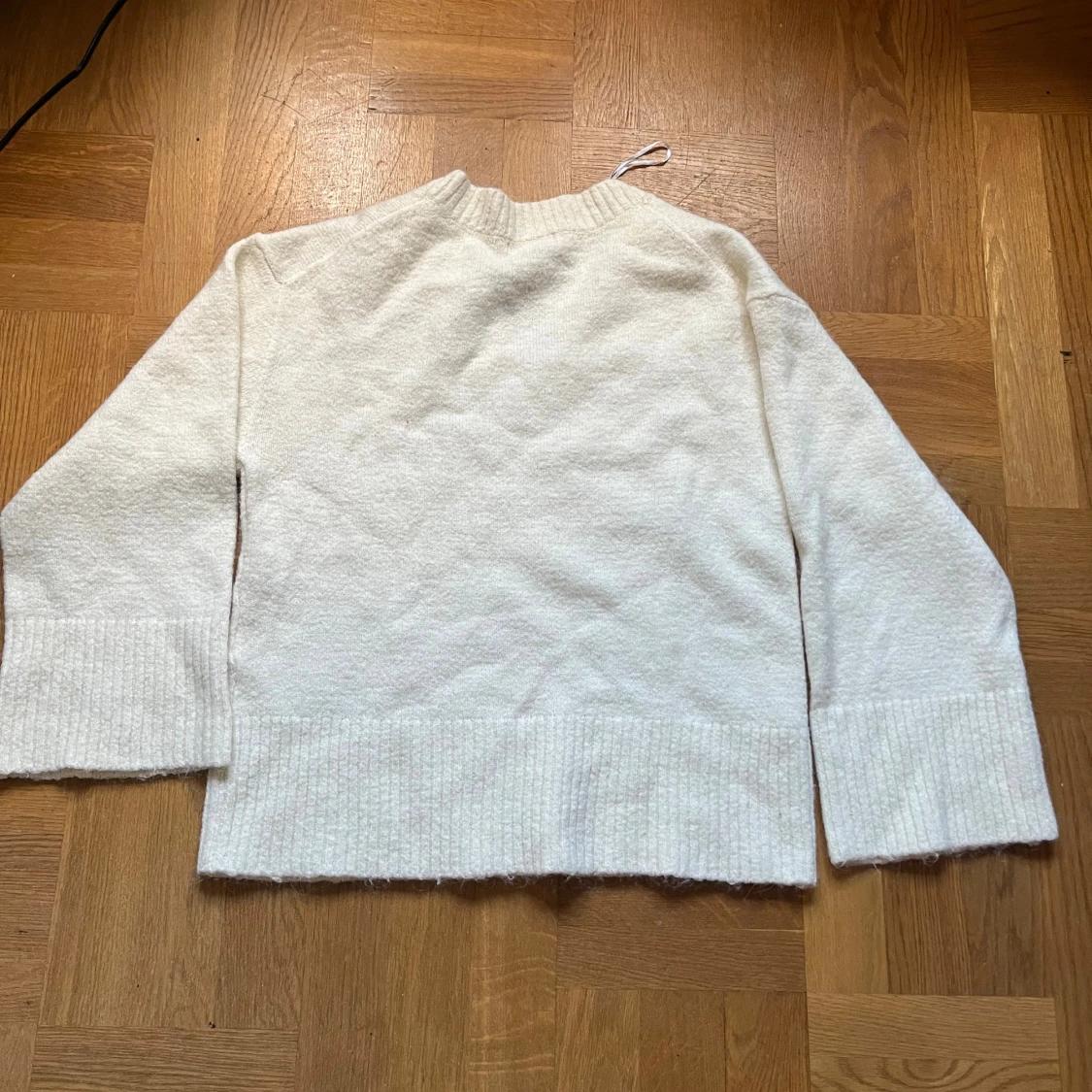 Vit stickad v-ringad tröja från Gina Tricot - 2