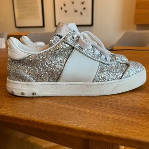 Valentino Garavani glittriga sneakers - Säljer ett par Valentino Garavani sneakers. Använda sparasamt