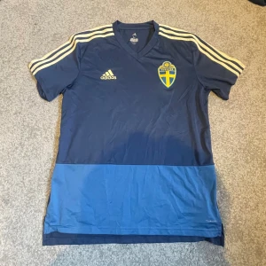 Adidas Sverige T-shirt - Tja! Säljer denna Sverige T-shirt  från Adidas, dessa är spelare i landslaget som använder och går ej att köpa så dom är väldigt limiterade i mängden! Storlek M passar S
