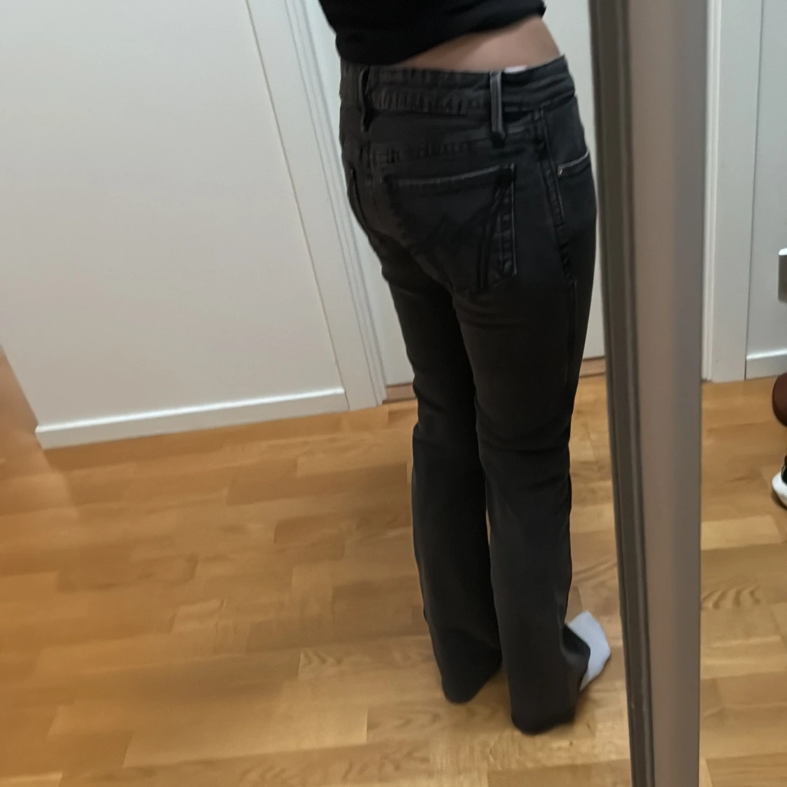 Svarta bootcut jeans från Gina Tricot - 1