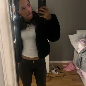 Svart pälsjacka från Pull&Bear strl XS - mysig svart fluff jacka från Pull&Bear i storlek XS. jackan är croppad, o lite kort på mig som är 167. köptes förra året och använt fåtal gånger! kan sänka priset vid snabbt köp— vid fler frågor skriv privat !! 💞💞💞💞