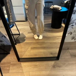 Cargopants - Snygga varmvita cargopants från Bershka i storlek XS. Byxorna har elastisk midja med snörning, stora fickor på sidorna och resår vid bensluten. Såå sköna men tyvärr inte min stil!