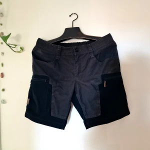 Friluftsshorts - Svarta friluftsshorts. Stretchiga i tyget, men tyvärr lite för stora för mig och jag gillar när midjan går över min navel, vilket dessa inte gör. (Jag brukar välja super high waist om det finns, så om du är bekväm med vanliga high-waist mått så är du all good!) 