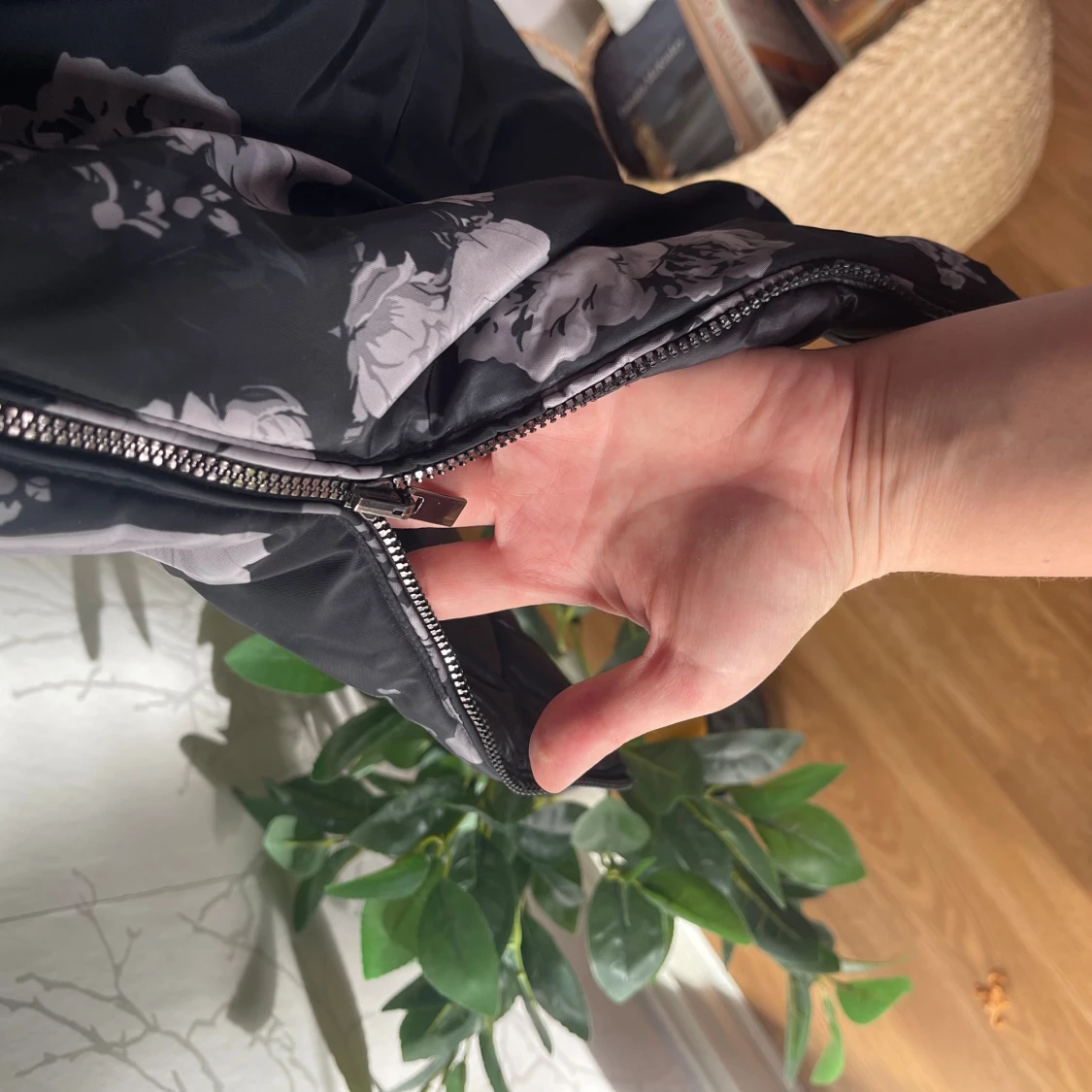 Blommig svart dunjacka med fuskpäls strl M - 4