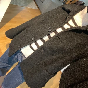Svart kappa från Monki - Säljer en svart kappa från monki som är super skön. Kommer tyvärr inte till användning mer💗 skriv gärna vid funderingar. Nypris: 859 kr