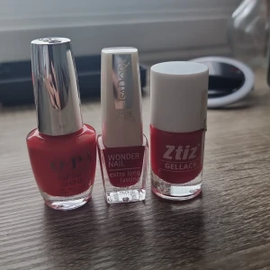 3 röda nagellack OPI Isadora Ztiz - Tre snygga nagellack i olika röda nyanser från OPI, Isadora och Ztiz. OPI har en silvrig kork och klassisk rund flaska, Isadora Wonder Nail har en vit kork och fyrkantig flaska, Ztiz Gellack har vit kork och rund flaska. Perfekt för dig som älskar röda naglar.