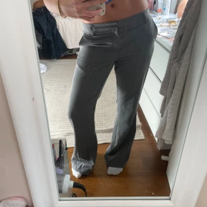 Grå kostymbyxor från Gina Tricot - Snygga grå lågmidjade kostymbyxor från Gina Tricot. Väldigt bra skick. Storlek 40 men passar mig som vanligtvis har 38. Har sytt upp de men är fortfarande perfekta/lite långa för mig som är 167. Vill säga att de passar från 165-170+. 