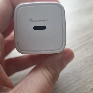 USB-C Power Delivery 3.0 Väggladdare - Kompakt USB-C väggladdare med Power Delivery 3.0 för snabb laddning av kompatibla enheter. Några mindre repor och smuts syns på ytan, men fungerar som den ska. Perfekt för mobiltelefoner, surfplattor och andra USB-C enheter.