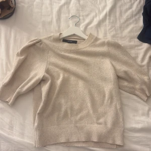 Vero Moda topp!! - Säljer denna super söta topp från Gina i storlek xxs, men passar mig som brukar ha xs-s!🥰🥰 